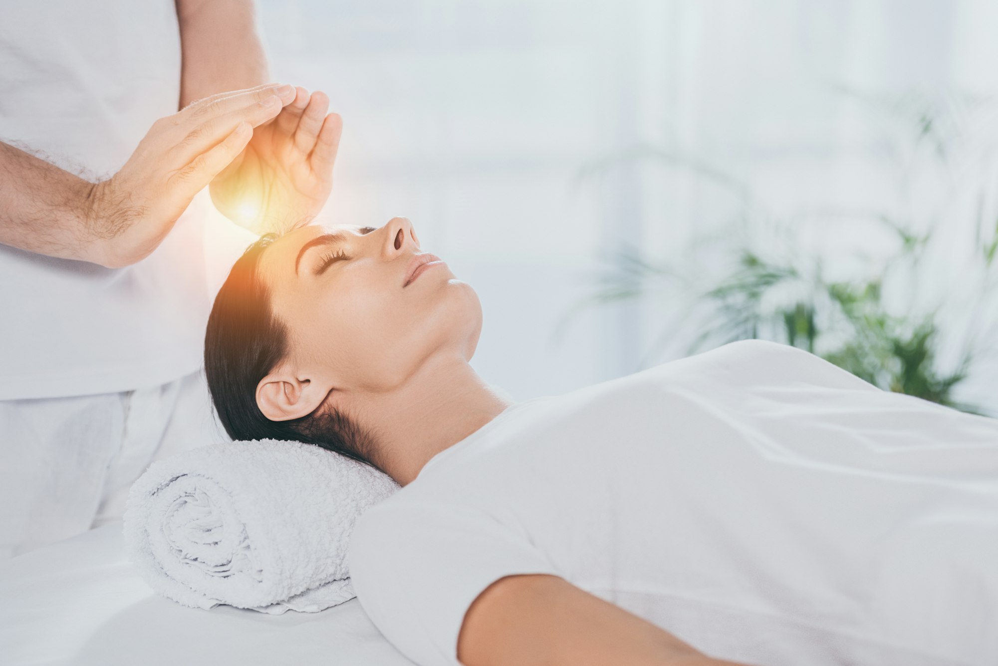 Tu Salud Consciente. Cropped shot of young woman receiving reiki therapy above head